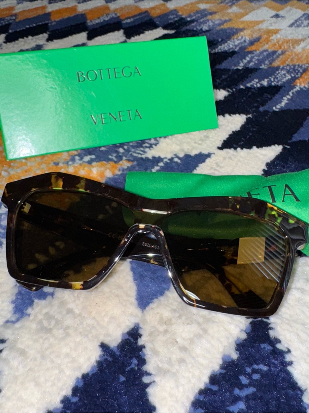 Bottega Veneta Brown BV1093S Minimalist Cat Eye Sunglasses Tortoise new with box